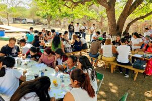 Lee más sobre el artículo Con talleres de capacitación, celebran bachilleres a madres de familia por día social
