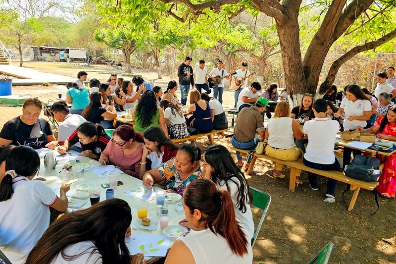 En este momento estás viendo Con talleres de capacitación, celebran bachilleres a madres de familia por día social