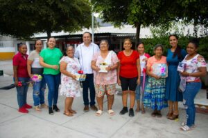 Lee más sobre el artículo Participa alcalde de Tecomán en festejos por Día de las Madres en Callejones y Cofradía de Morelos