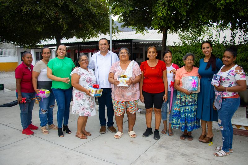 En este momento estás viendo Participa alcalde de Tecomán en festejos por Día de las Madres en Callejones y Cofradía de Morelos
