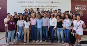 Lee más sobre el artículo Reciben 306 estudiantes tarjetas de la beca Jóvenes Escribiendo el Futuro