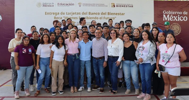 En este momento estás viendo Reciben 306 estudiantes tarjetas de la beca Jóvenes Escribiendo el Futuro