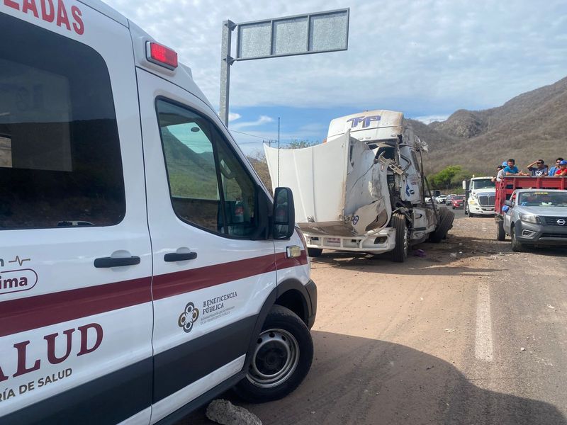 En este momento estás viendo Vuelca tráiler en autopista Manzanillo-Colima; conductor resulta con fracturas