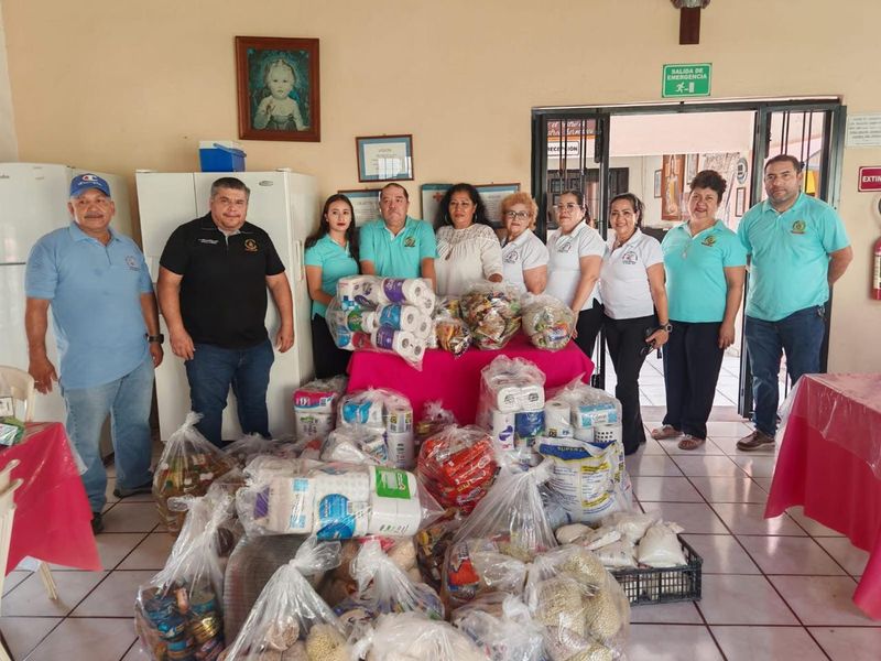 En este momento estás viendo Sindicato de Trabajadores del Ayuntamiento de Tecomán entrega apoyos a sectores vulnerables