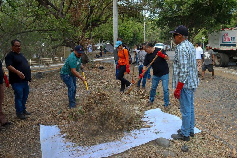 En este momento estás viendo Ríult Rivera encabeza limpieza preventiva en arroyo Santa Gertrudis ante temporada de lluvias