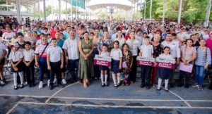 Lee más sobre el artículo Avanza entrega de Mi ColiBeca en Manzanillo: más de 3 mil estudiantes reciben apoyo educativo