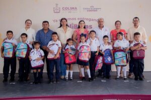 Lee más sobre el artículo Entregan mochilas y útiles y uniformes gratuitos a estudiantes de Coquimatlán e Ixtlahuacán