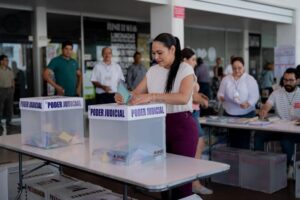 Lee más sobre el artículo Acudió gobernadora a votar en jornada electoral