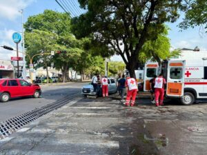 Lee más sobre el artículo Atiende Cruz Roja accidente vial en cruce de avenidas en Colima