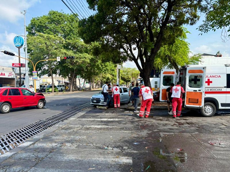 En este momento estás viendo Atiende Cruz Roja accidente vial en cruce de avenidas en Colima