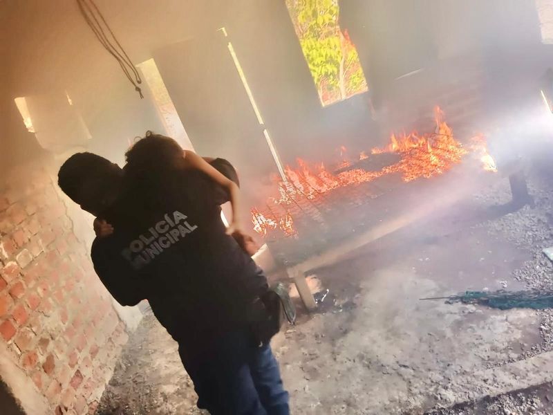 En este momento estás viendo Atrapados 2 menores en incendio de vivienda en Armería