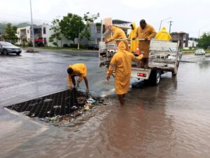 Lee más sobre el artículo Continúan trabajos de desazolve y recolección de basura en Manzanillo