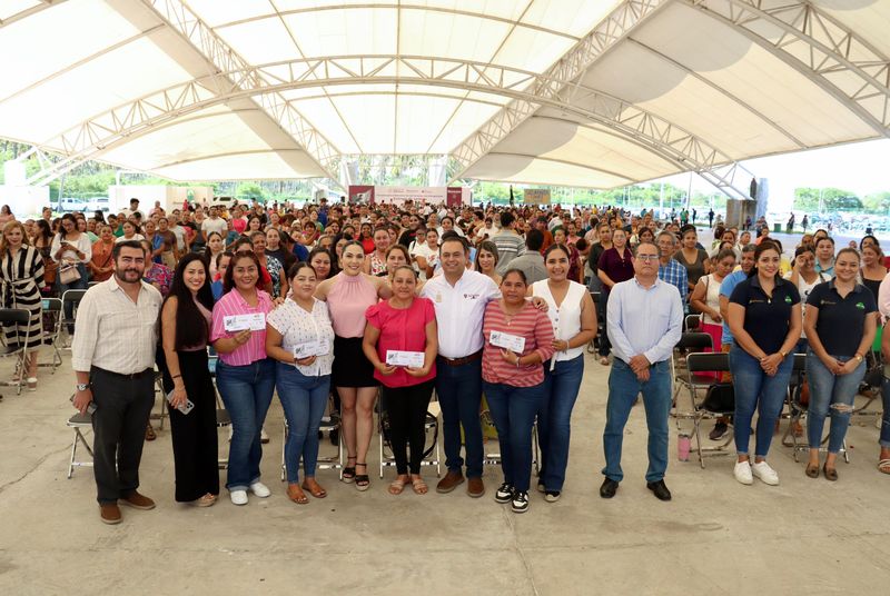 En este momento estás viendo Entrega Gobierno de Colima apoyos del Bienestar en Tecomán