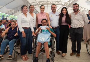 Lee más sobre el artículo Entregan cerca de 400 tarjetas de Pensión para Personas con Discapacidad en Tecomán