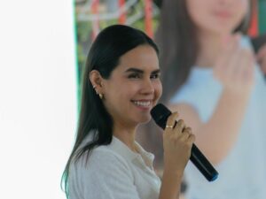 Lee más sobre el artículo Entregará alcaldesa de Manzanillo UniBeca a casi 2 mil 700 estudiantes de universidad pública