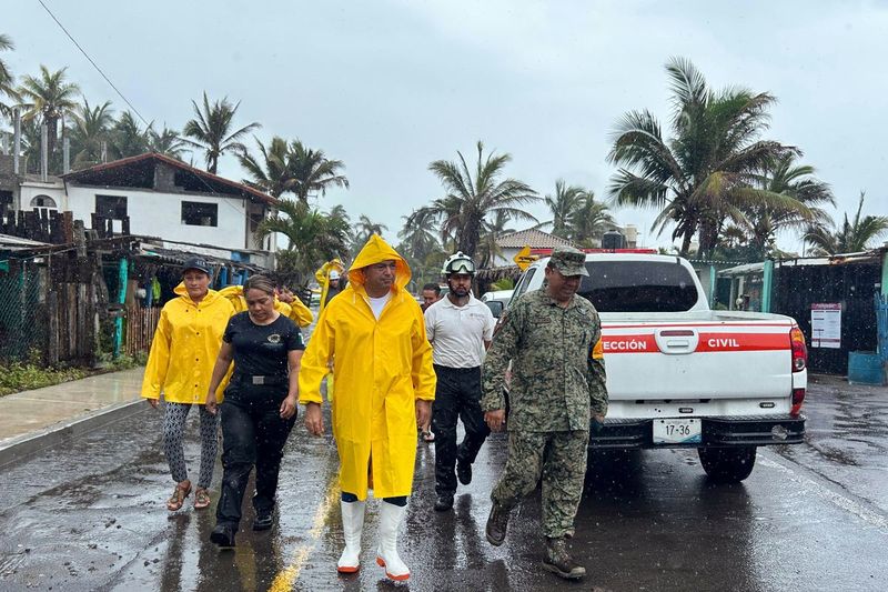 En este momento estás viendo Armando Reyna recorre zonas costeras de Tecomán tras impacto de ‘Dalila’