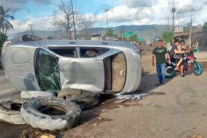 Lee más sobre el artículo Accidente en el crucero de Tecomán deja 4 heridos, entre ellos una menor