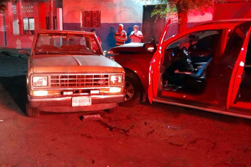 En este momento estás viendo Tres heridos, entre ellos un menor, tras choque de camionetas en Tecomán