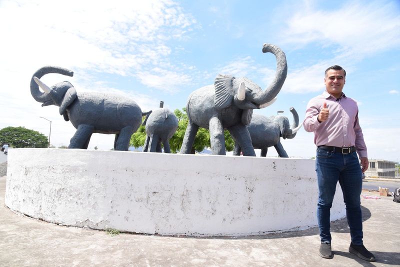 En este momento estás viendo Riult Rivera supervisa mejora urbana en la glorieta de los elefantitos
