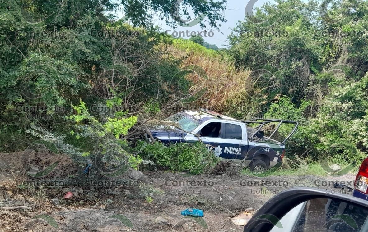 En este momento estás viendo Vuelca patrulla de la Policía Municipal de Tecomán; un oficial resultó herido