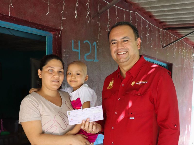En este momento estás viendo Armando Reyna entrega apoyo económico a madre de niña diagnosticada con cáncer