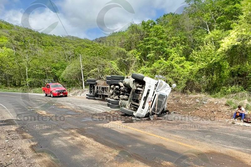 En este momento estás viendo Vuelca tráiler en la carretera libre Armería-Manzanillo; no hay lesionados
