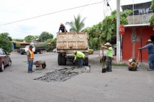 Lee más sobre el artículo Continúan las jornadas de bacheo en la cabecera municipal de Tecomán