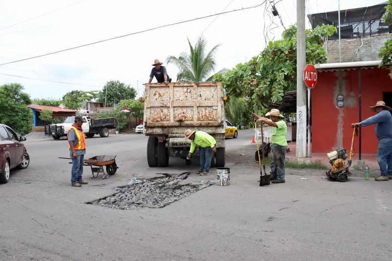 En este momento estás viendo Continúan las jornadas de bacheo en la cabecera municipal de Tecomán