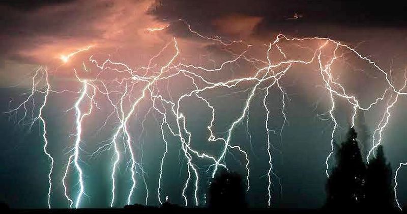 En este momento estás viendo Advierte Bomberos de Tecomán sobre riesgos de rayos durante la temporada de lluvias