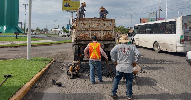 En este momento estás viendo Refuerza Tecomán jornadas de bacheo para mejorar vialidades y seguridad