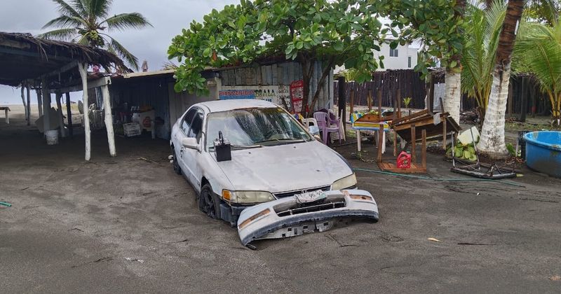 En este momento estás viendo Vecinos de Pascuales piden apoyo tras daños por huracán; alcalde anuncia respaldo