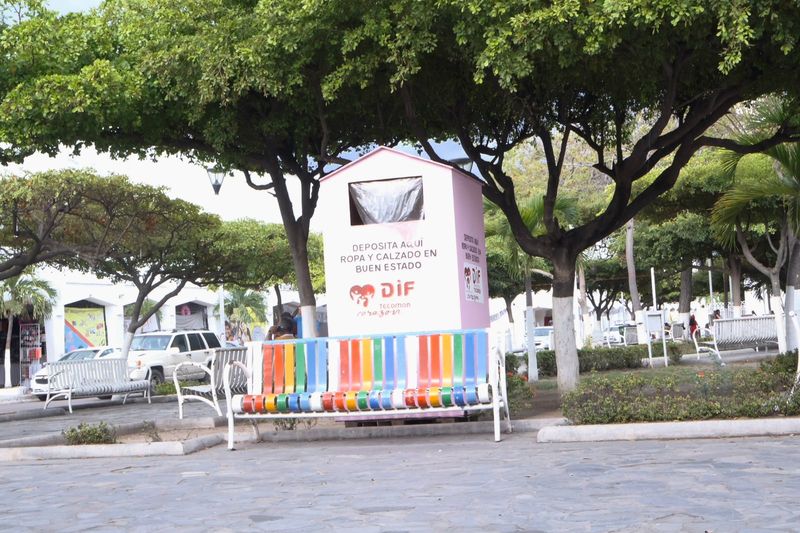 En este momento estás viendo Reinstalan banca Lgbtttiq+ en el jardín de Tecomán