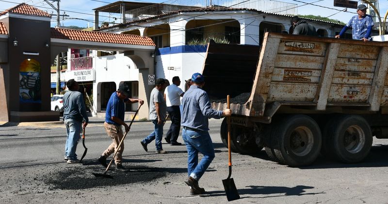 En este momento estás viendo Continúan trabajos de bacheo en Armería, ahora sobre la avenida Netzahualcóyotl
