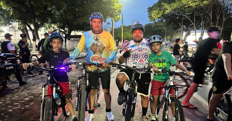 En este momento estás viendo Tecomán celebra con éxito la tercera edición del Bicipaseo Familiar Nocturno