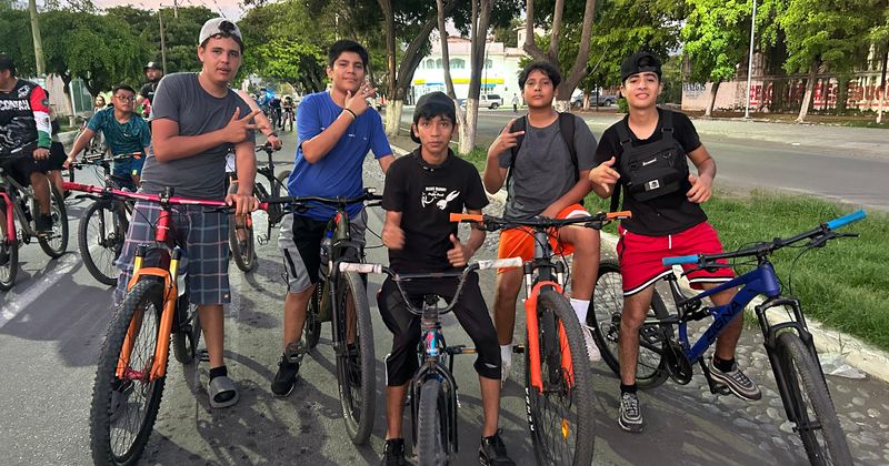 En este momento estás viendo Bicipaseo Familiar Nocturno de Tecomán: pedalean en familia por la salud y la convivencia