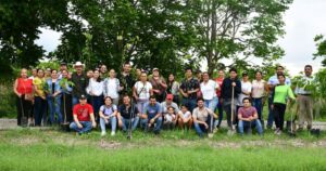 Lee más sobre el artículo Autoridades y ciudadanía reforestan la carretera Armería–Paraíso con más de 100 árboles