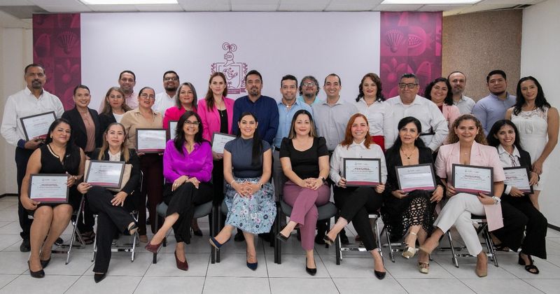 En este momento estás viendo Gobernadora entregó reconocimientos y mejora nominal a personal de la Defensoría Pública