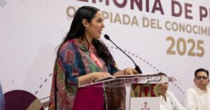 Lee más sobre el artículo Gobernadora premia a estudiantes con mejores promedios en la Olimpiada del Conocimiento Infantil 2025