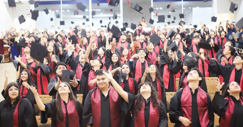 En este momento estás viendo Concluyen estudios 155 jóvenes del Bachillerato 10 en Manzanillo
