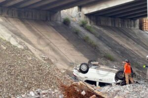 Lee más sobre el artículo Cae automóvil del puente del río Armería; conductor resulta herido