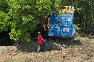 Lee más sobre el artículo Operador de tráiler queda prensado tras volcar en la autopista Manzanillo – Colima