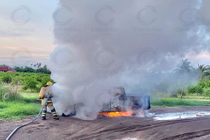 En este momento estás viendo Se incendia camioneta en la carretera Tecomán – Boca de Pascuales