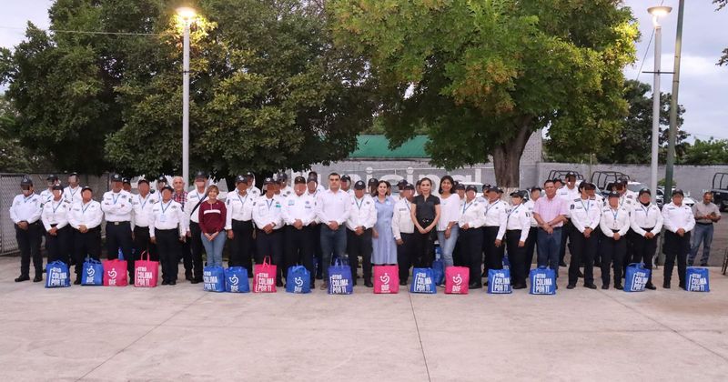 En este momento estás viendo Riult Rivera entrega despensas a policías municipales como reconocimiento a su labor