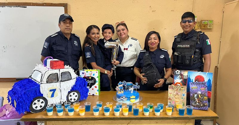 En este momento estás viendo Policías de Tecomán sorprenden a niño en su cumpleaños y refuerzan lazos con la niñez
