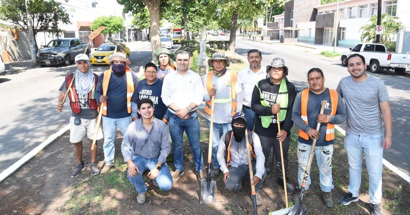 En este momento estás viendo Riult Rivera supervisa rehabilitación del camellón de la avenida 20 de noviembre en Colima
