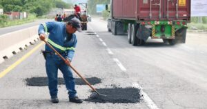 Lee más sobre el artículo Intensifican labores de bacheo para mejorar la movilidad en Manzanillo