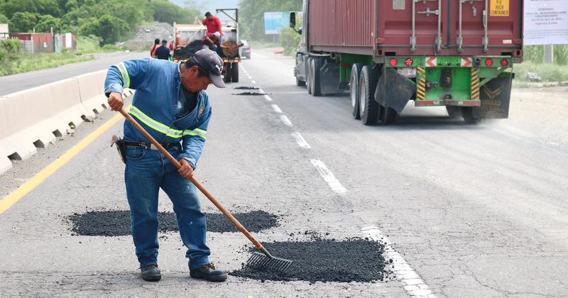 En este momento estás viendo Intensifican labores de bacheo para mejorar la movilidad en Manzanillo