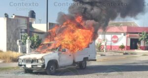 Lee más sobre el artículo Se incendia camioneta por falla mecánica en Tecomán