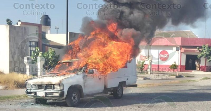 En este momento estás viendo Se incendia camioneta por falla mecánica en Tecomán