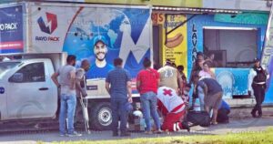 Lee más sobre el artículo Madre e hijo resultan heridos al chocar motocicleta contra camioneta estacionada en Tecomán